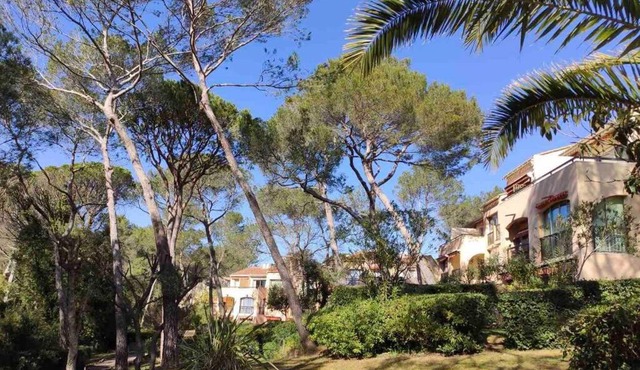 Joli T2 Golfs de Valescure, jardin privé, piscine et tennis dans la Résidence