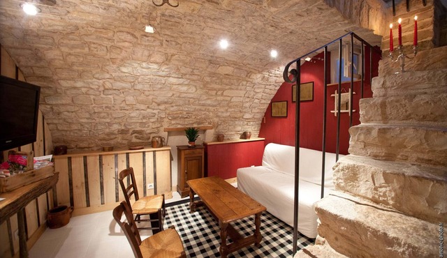 La Petite Sentence, cottage in the heart of a medieval village in a paved street