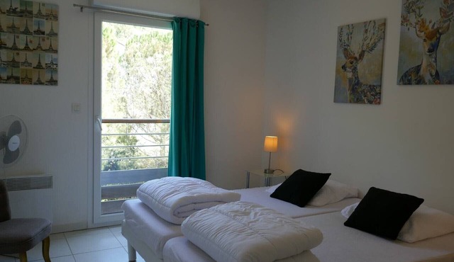 Large apartment for 6 people, swimming pool, park, beach 200m away