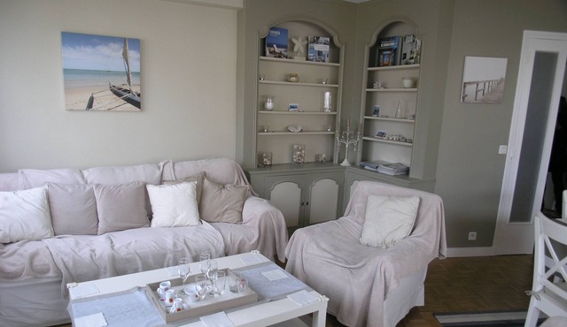 Large apartment small sea view 200m from the beach