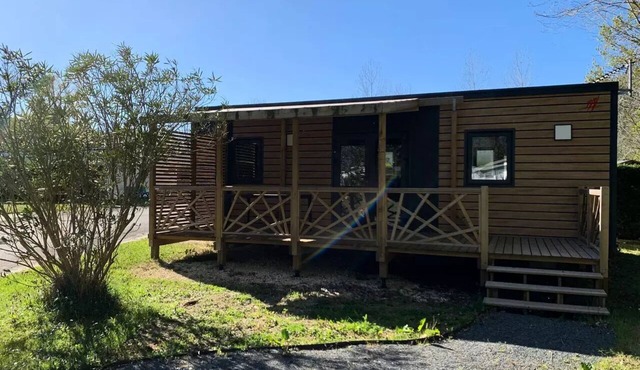 Laurier Mobile Home: 3 Rooms, Sleeps 4, Air-Conditioned + TV, 2 Bathrooms