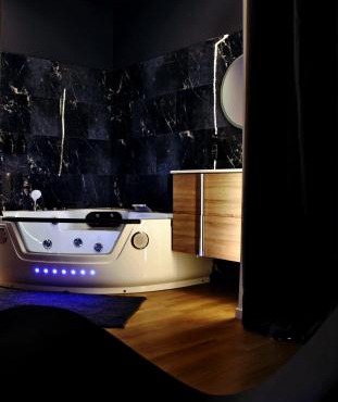 Love Room Jacuzzi et Sofa Tantra Le Bar à Calins