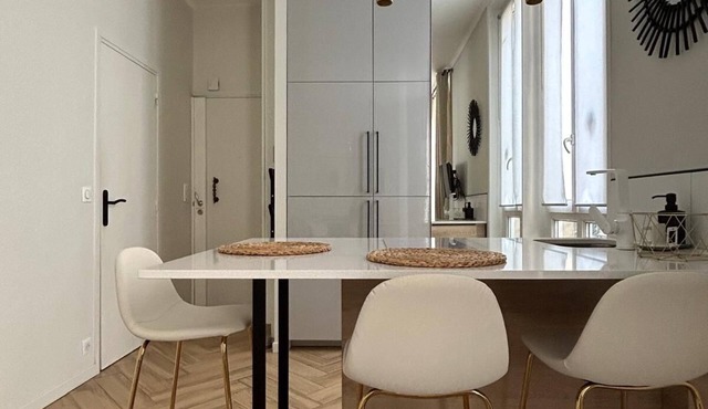 Luxurios Designer Decorated 1 Bedroom Suite walk to Champs-Elysées (Sleeps 3)
