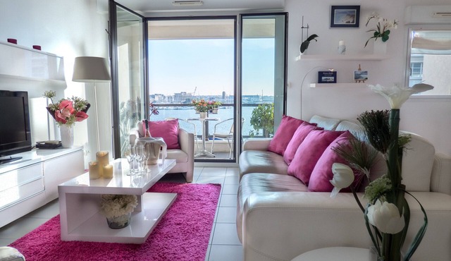 Luxury 4* apartment with closed garage and pond view 50m from the Sillon beach