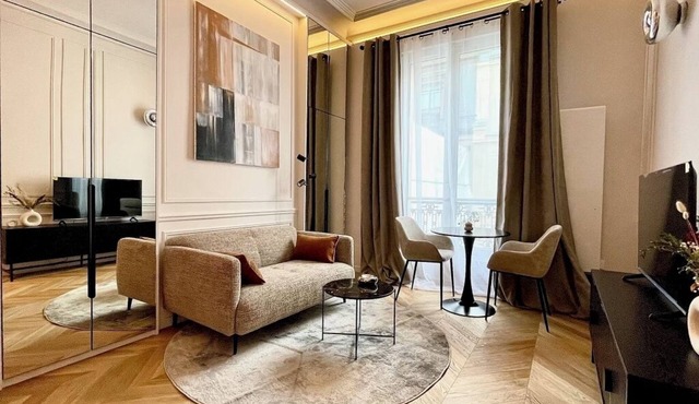 Magnificent studio in the heart of Paris, brand new in a building.