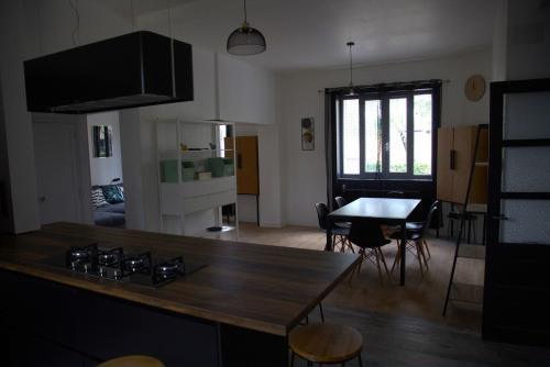 Maison de 100 M2 équipée de 4 chambres.