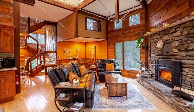 Maple Castle – Cozy Riverside Retreat with Hot Tub, Trails & Fireplace