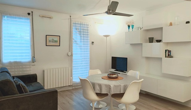 Modern and bright studio with covered parking, pets allowed