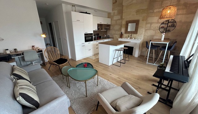 Modern apartment with Bordeaux charm in city center