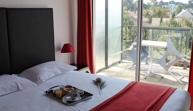 Pet-Allowed French Stay | 3.0mi to Le Pouliguen Harbor Strolls