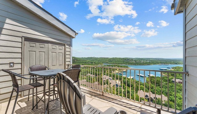 Private Deck, Bunk Bed, Games & Stunning Lake Views, Near Silver Dollar City with Free Daily Fun