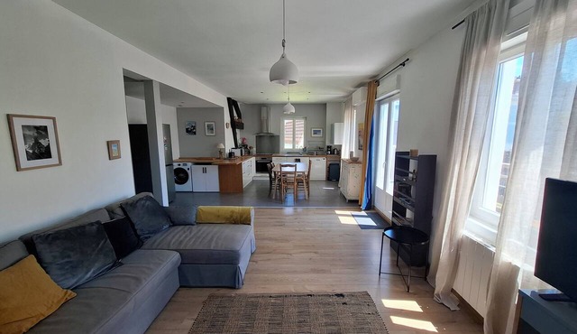 Quiet, bright apartment, 400 metres from the town center, with parking lot