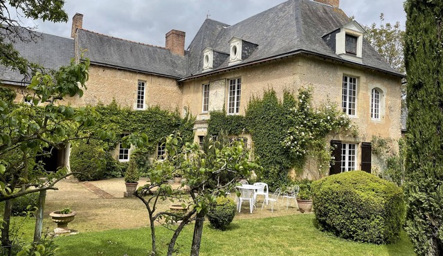 Quiet, comfortable studio 35M2 facing manicured garden 15km from La Fleche zoo