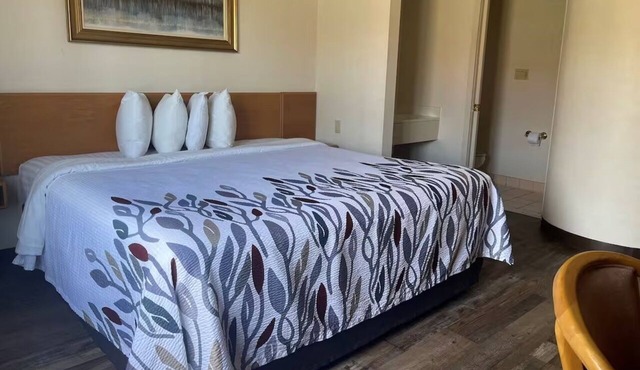 Relaxing King Bed | Seasonal Pool | Just Steps from Branson’s Must-See Museums