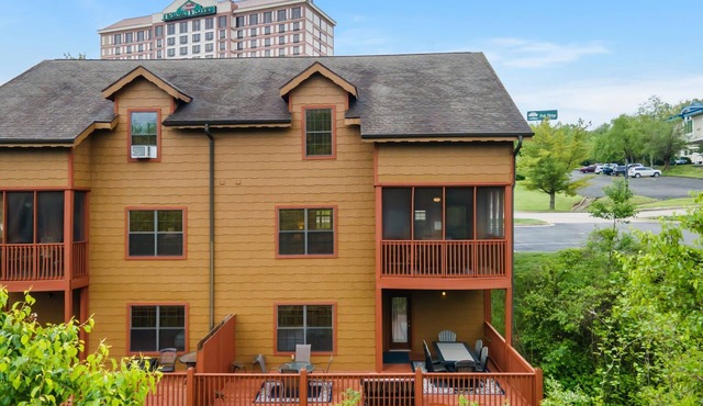 Rustic-Chic 4BR + Loft Cabin | Golf & Show Discounts!