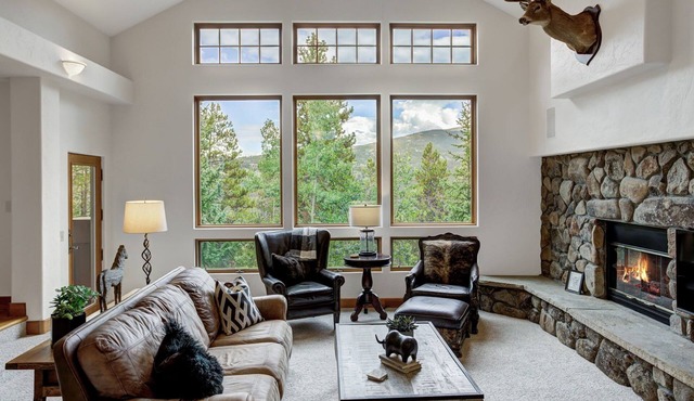 Ski Shuttle-Hot Tub-7 Beds-Neighborhood Access to Slopes for Experienced Skiers.
