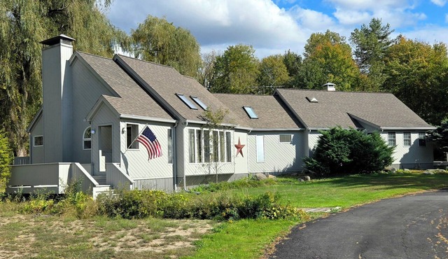 Spacious 5-Bed with Pool, Firepit, and BBQ - 20-min to Saratoga and Lake George