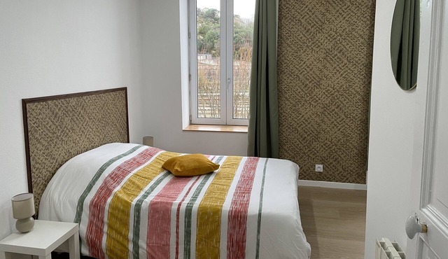 Spacious, bright apartment close to town center.