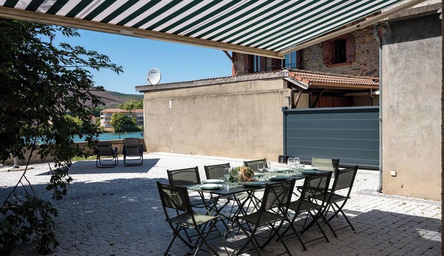 Spacious vacation rental for 8 people with a spa, a courtyard, and breathtaking views of the Rhône River and the mountains.