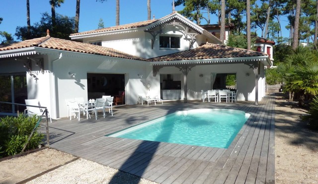 Spacious villa, sunny, heated pool in Arcachon le Moulleau