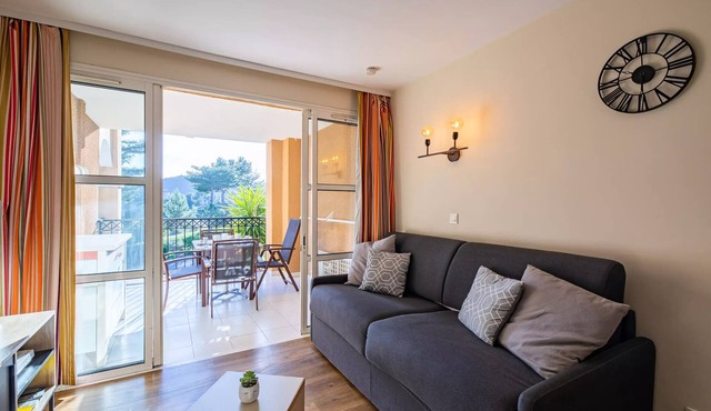 Studio for 4 people with sleeping area, parking, and a terrace