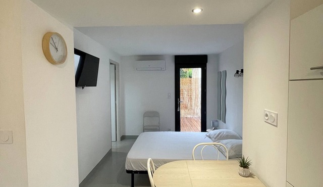 Studio rental (minimum 2 nights).