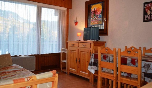 Sunny Ski Studio with Parking - Sleeps 4, Near Slopes & Shops