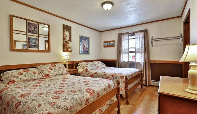 Swiss Farm Inn - RM12 "Pipe Dream" 2 Double Beds