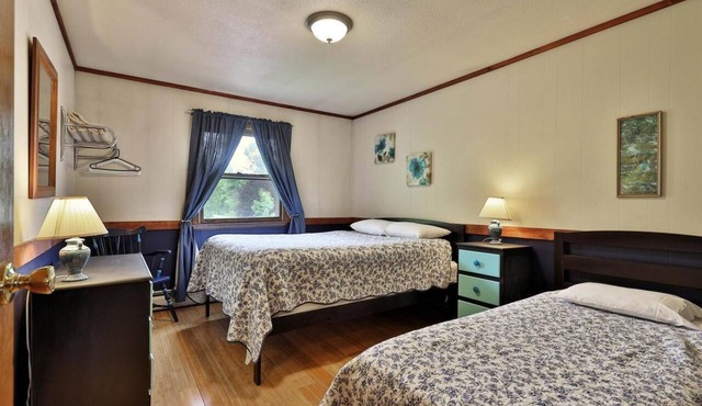 Swiss Farm Inn - RM8 "Superstar" Queen Bed & Twin Bed
