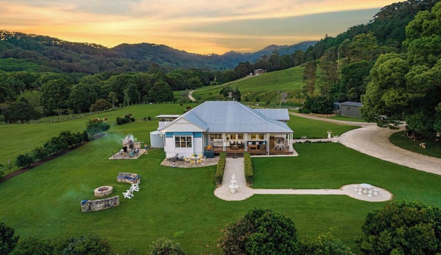 The Vale Farmstay & Animal Sanctuary Hot Tub, Natural Pool, Fire Pit,Wood Oven