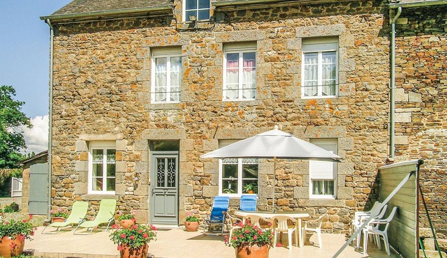This stone vacation home enjoys a quiet location not far from the Rance River and the sea.