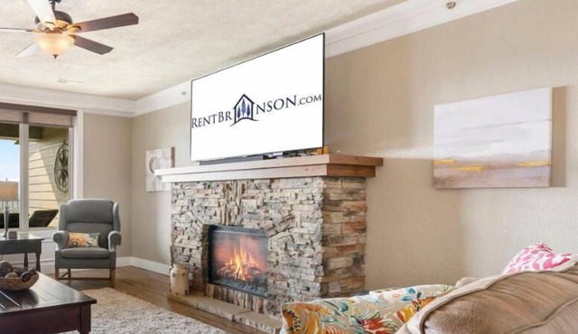 Treehouse 1402 Luxury Condo with Stunning Lake Views & Complimentary Branson Tickets