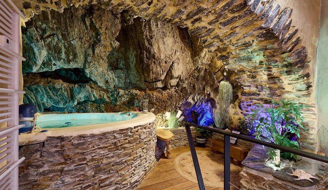 Troglodyte Jacuzzi in the City Centre, nearby the beach, Patio, A/C, WiFi