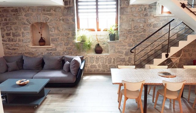Troubadour House