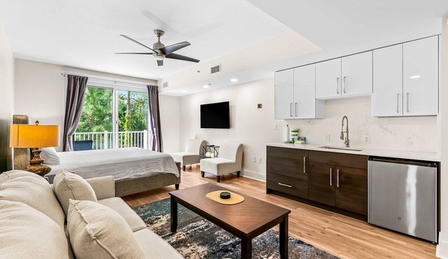 Upscale studio at The Village of Baytowne Wharf with AC, pool, hot tub & gym