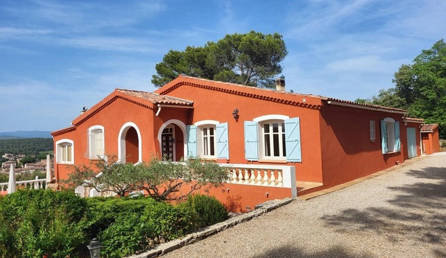 Villa Christine, with pool and views in Provence