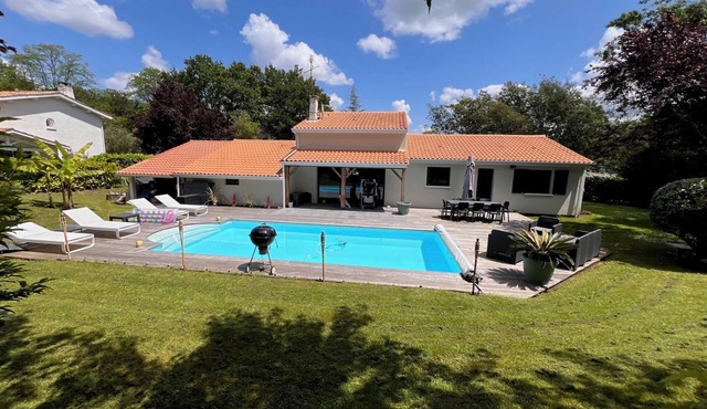 Villa with private pool on the edge of a golf course - near Bordeaux/Saint-Émilion