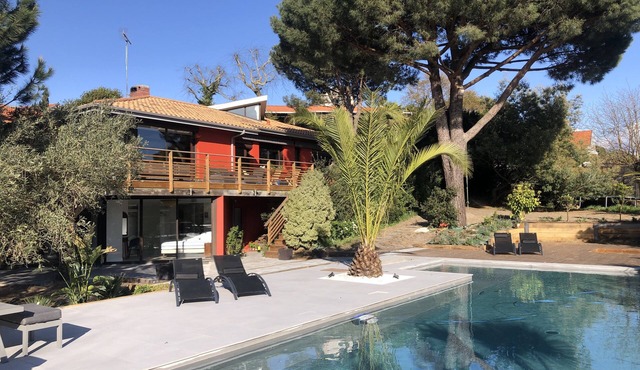 Villa, pool, 200 m from Eyrac beach, south-facing terrace, like a lodge.