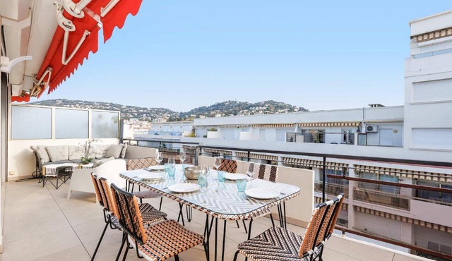 XXL 2 beds with XXL terrace next to Martinez Hotel