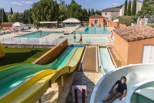 ZEcamping 4 club enfant terrain multisports parc aquatique