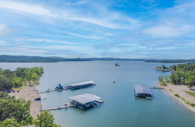 Spacious Condo just Minutes from Silver Dollar City - Indian Point (U1108AB)