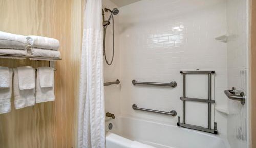 Queen Room with Tub - Accessible/Non-Smoking