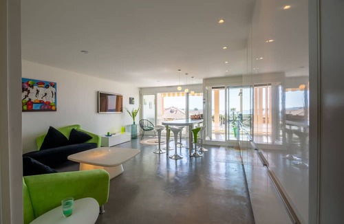 Frejus Port Apartment | Port FREJUS T3 70m2 double garage Sea view Direct access to the beach Swimming pool A dream stay for 4 privileged people