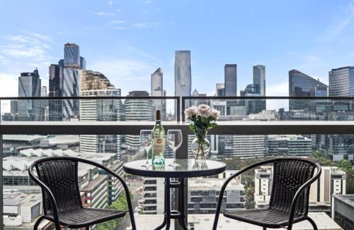 Docklands Apartment | Modern Docklands 2B1B APT - City View , Pool, Gym, Free Parking