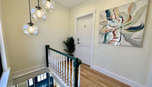 Downtown Newport, this gorgeous renovated suite off Historic Thames Street! Queen bed, pull-out sofa (sleeps 4), seating nook, ensuite glass walk-in shower, TV, mini fridge, microwave, coffee station, AC, off-street parking, steps to dining, wharfs!