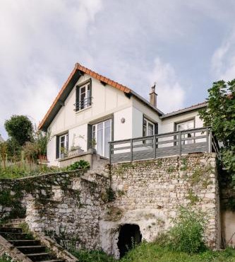 Serene stylish house on the Seine