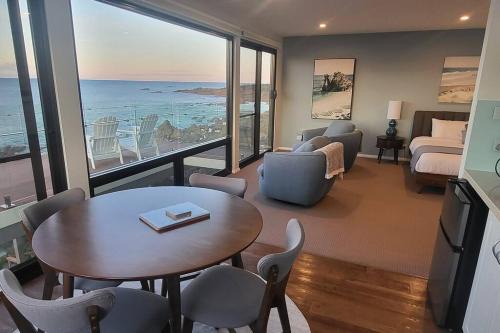 Heathcliff1 Luxury Couples Retreat with Stunning Coastal Views!